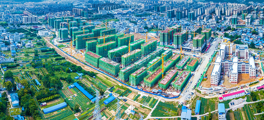 全景航拍視角 房地產(chǎn)開發(fā)建設(shè)與城中村的鮮明對(duì)比